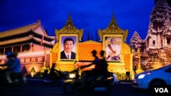 A portrait of Chinese president Xi Jinping, chief of Community Party, and a portrait of Cambodian King Norodom Sihamoni are on display to welcome the Chinese president to the country, Phnom Penh, Cambodia, Thursday, October 13, 2016. (Leng Len/VOA Khmer)