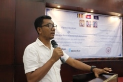លោក សុខ គីន ប្រធានសហព័ន្ធសហជីពកម្មករសំណង់ និងព្រៃឈើ ថ្លែងក្នុងពិធីបង្ហាញរបាយការណ៍ពាក់ព័ន្ធនឹងស្ថានភាពរស់នៅរបស់កម្មករសំណង់ នៅថ្ងៃទី៨ ខែសីហា ឆ្នាំ២០១៩។ (កាន់​ វិច្ឆិកា/VOA)
