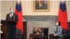 Menteri Kesehatan AS Alex Azar dan Presiden Taiwan Tsai Ing-wen, dalam kunjungan Menkes AS, 10 Agustus 2020 (Foto: Pool)