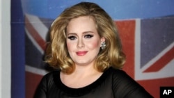 Adele saat tiba di O2 Arena, London untuk menerima penghargaan Brit Awards, 21 Februari 2012 (Foto: dok).