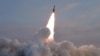 Sebuah peluru kendali taktis diluncurkan, menurut media pemerintah, di sebuah lokasi yang dirahasiakan di Korea Utara. (Foto: KCNA via Reuters)