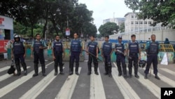 Petugas Bangladesh berjaga di jalanan kota Dhaka saat berangsungnya pemogokan umum di negara itu (27/10).