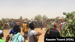 Les habitants de Koundougou, au Mali, le 20 mai 2018. (VOA/Kassim Traoré)