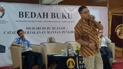 Mantan pengikut ISIS, Febri Ramdani (baju batik) dalam peluncuran sekaligus bedah bukunya yang berjudul “300 Hari di Bumi Syam" di Jakarta, Selasa (11/2). (VOA/Fathiyah)