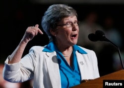 Suster Simone Campbell, dari gerakan keadilan sosial Nuns on the Bus berbicara di Konvensi Nasional Demokrat di Charlotte, North Carolina, 2012.