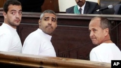Dari kiri: Produser Al Jazeera Baher Mohamed, Wartawan Kanada keturunan Mesir Mohammed Fahmy dan koresponden Peter Greste saat menghadiri sidang di pengadilan Kairo, Mesir (Foto: dok).
