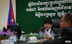 លោក ហេង សួរ អ្នកនាំពាក្យ​ក្រសួង​ការងារ​ និង​បណ្តុះបណ្តាល​វិជ្ជាជីវៈ​ថ្លែង​បើក​ការប្រជុំ​ត្រី​ភាគី​អំពី​ការចរចា​តម្លើង​ប្រាក់ឈ្នួល​កម្មករ​រោងចក្រ។ (ខាន់ សុគុំមនោ/VOA)