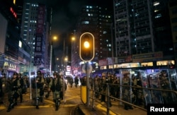 Polisi Hong Kong membubarkan para pengunjuk rasa dan berjalan di jalanan pada malam 3 Agustus 2019. (Foto: dok).