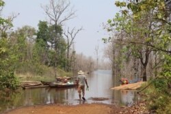 ទឹកចាប់ផ្តើមឡើង ដោយពលរដ្ឋអះអាងថាដោយសារការបិទទឹកដូចរាល់ដង នៅទំនប់វារីអគ្គិសនីសេសានក្រោម២ ក្នុងខេត្តស្ទឹងត្រែង ថ្ងៃទី១២ ខែមីនា ឆ្នាំ២០២០។ (ស៊ុន ណារិន/VOA Khmer)