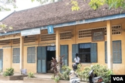 សិស្សស្រីមួយរូបនៅក្នុងអគារនៃវិទ្យាល័យខ្សាច់កណ្តាល នៅខេត្តកណ្តាល នៅថ្ងៃទី០២ ខែមេសា ឆ្នាំ២០១៩។ (ខាន់ សុគុំមនោ/VOA)
