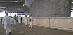 Melempar jumrah pun harus menjaga jarak. Batu sudah disediakan petugas dan didisinfektan.(foto m wahyu)