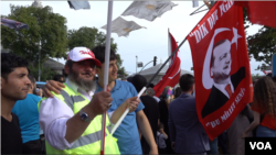 A supporter of President Recep Tayyip Erdogan is seen at a rally in Istanbul’s Uskudar district, where Erdogan has a strong base. (D. Jones/VOA)