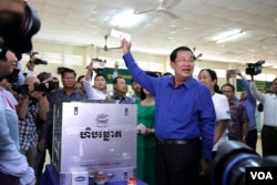 រូបឯកសារ៖ លោក​ ហ៊ុន​ សែន នាយក​រដ្ឋមន្ត្រី​នៃប្រទេស​កម្ពុជា ​លើកសន្លឹកឆ្នោត​បង្ហាញទៅ​អ្នក​សារព័ត៌មាន​ជាតិ​ និងអន្តរជាតិ​បញ្ជាក់ពី​ការ​ចូលរួម​បោះឆ្នោត​ជ្រើសរើស​ក្រុម​ប្រឹក្សា​ឃុំ-សង្កាត់ នៅ​ខេត្ត​កណ្តាល​នៅថ្ងៃទី​៤​ ខែ​មិថុនា​ ឆ្នាំ២០១៧។ (ខាន់​ សុគុំមនោ​/VOA)