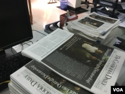 កាសែត​ The Cambodia Daily ​ព្រឹត្តិបត្រ​ចុងក្រោយ​បង្អស់​ រាជធានីភ្នំពេញ​ នៅថ្ងៃទី៤ ខែកញ្ញា​ ឆ្នាំ២០១៧។ កាសែត​ជា​ភាសាអង់គ្លេស​The Cambodia Daily បាន​សម្រេច​បិទទ្វារ​ចាប់ពី​ចន្ទ​ ទី៤​ ខែកញ្ញា​នេះ​តទៅ​ បន្ទាប់​ពី​ប្រតិបត្តិការ​បោះពុម្ភផ្សាយ​អស់រយៈពេល​ ២៤ឆ្នាំ។(ហ៊ាន សុជាតា/VOA)