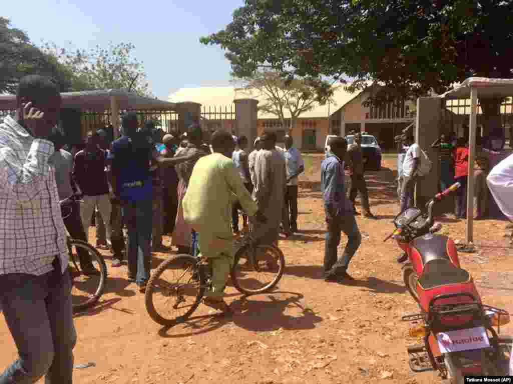 Ambiance tendue au PK5. L'enclave musulmane de Bangui attend toujours le matériel pour voter. (VOA Afrique/Tatiana Mossot).