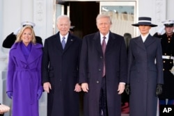 Novoizabranog predsjednika Donalda Trumpa i Melaniju Trump pozdravljaju predsjednik Joe Biden i prva dama Jill Biden, po dolasku u Bijelu kuću, u ponedjeljak, 20. januara 2025, u Washingtonu. (Foto: AP/Alex Brandon)