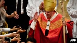 Le pape Francois salue les fidèles