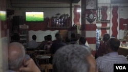 Activists complain that gatherings like this one in Cairo to watch a soccer match are legal, while political gatherings are largely banned, Cairo, Egypt, April 19, 2016. (H. Elrasam/VOA)