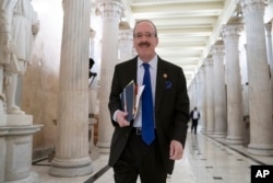 រូបឯកសារ៖ លោក Eliot Engel ប្រធាន​គណៈ​កម្មាធិការ​ទំនាក់​ទំនង​ការ​បរទេស​ប្រចាំសភា​តំណាង​រាស្ត្រ ចូលរួមកិច្ចប្រជុំមួយនៅ​រដ្ឋសភាអាមេរិក កាលពីថ្ងៃទី២៧ ខែមីនា ឆ្នាំ២០១៩។