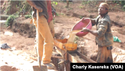 Dans les sites miniers de Coltan au Nord-Kivu, en 2015. (VOA/Charly Kasereka)