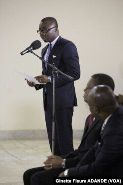 Le ministre de la justice, président de la commission des réformes, Joseph Djogbenou, expliquant la façon dont le travail a été fait au sein de la commission.