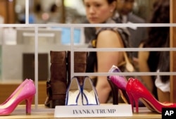 Sepatu-sepatu dari koleksi merek Ivanka Trump dipajang di swalayan Lord & Taylor di New York, 23 Agustus 2012.