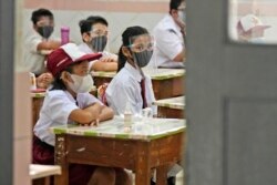 Siswa mengenakan masker di dalam kelas, pada hari pertama pembukaan kembali sekolah di sebuah SD di Jakarta, Senin, 30 Agustus 2021.