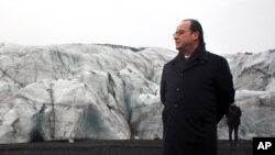 ប្រធានាធិតី​បារាំង​ Francois Hollande​ ដើរ​នៅ​លើ​ផ្ទាំង​ទឹកកក​ក្នុង​ប្រទេស ​អ៊ីស្លង់ (Iceland)​ កាល​ពីថ្ងៃទី១៦ ខែ​តុលា ឆ្នាំ២០១៥។ លោក​ពិនិត្យ​មើល​ការ​ខូចខាត​បង្កឡើង​ដោយ​ការ​ឡើង​កម្តៅ​សកលលោក​ នៅ​មុន​ពេល​កិច្ច​ប្រជុំកំពូល​របស់​អ.ស.ប.​មក​ដល់។