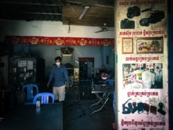 លោក ឡេង ចាន់ដារ៉ូ នៅក្នុងគេហដ្ឋានរបស់លោក នៅក្នុងសង្កាត់ដង្កោ ខណ្ឌដង្កោ រាជធានីភ្នំពេញ កាលពីថ្ងៃទី ១៥ ខែកញ្ញា ឆ្នាំ ២០២១។ (ធីតា វីន/វីអូអេ)