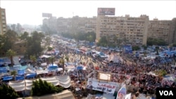 Tenda-tenda demonstran dekat Masjid Rabaa Adiweya. (VOA/H. Elrasam)