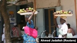 Des femmes tchadiennes transportent de la nourriture sur leur tête sur un marché de N'Djamena, le 6 novembre 2007. (Photo REUTERS/Ahmed Jadallah) (TCHAD)