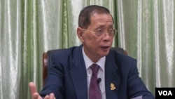 រូបឯកសារ៖ លោក​ សុខ ឥសាន ឆ្លើយ​សំណួរ​របស់​ VOA នៅ​ក្នុង​ការិយាល័យ​របស់​លោក​នៅ​ព្រឹទ្ធសភា អំពី​ស្ថានភាព​សេរីភាព​សារព័ត៌មាន​នា​ពេល​បច្ចុប្បន្ន​នៅ​ក្នុង​ប្រទេស​កម្ពុជា កាលពី​ថ្ងៃទី២៤ ខែមេសា ឆ្នាំ២០១៩។ (ខាន់ សុគុំមនោ/VOA)