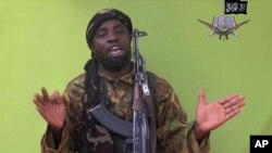 Gambar video dari Boko Haram di Nigeria ini menunjukkan pemimpin mereka Abubakar Shekau memberikan sumpah setia pada ISIS. (Foto: Dok)