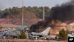 Asap hitam mengepul di pangkalan udara militer menyusul kecelakaan sebuah jet tempur di Albacete, Spanyol (26/1).