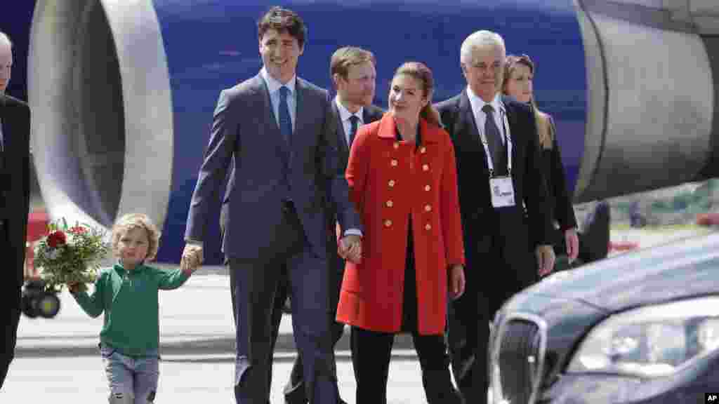 Arrivée du Premier ministre du Canada Justin Trudeau, avec son fils Hadrien, et sa femme Sophie Gregoire-Trudeau à Hambourg, le 6 juillet 2017.