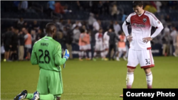 Kiper DC United Bilal "Bill" Hamid berdoa di lapangan (foto: DC United).