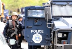 Pripadnici kosovske policije na mestu na kom su kosovski Srbi blokirali put, u blizini graničnog prelaza Jarinje, 20. septembra 2021. (Foto: AP/Bojan Slavković).