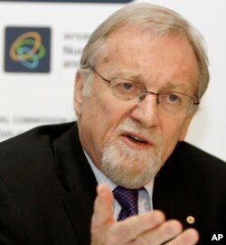 លោក Gareth Evans អតីត​រដ្ឋមន្ត្រី​ការ​បរទេស​អូស្ត្រាលី ថ្លែង​ទៅ​កាន់​អ្នក​កាសែត​នៅ​ទី​ក្រុង​ស៊ីដនី​ប្រទេស​អូស្ត្រាលី កាល​ពី​ថ្ងៃ​ទី​២១ ខែ​តុលា ឆ្នាំ២០០៨។