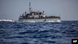 Kapal pengangkut migran di perairan lepas pantai Libya, 24 Juni 2018. (Foto: dok).