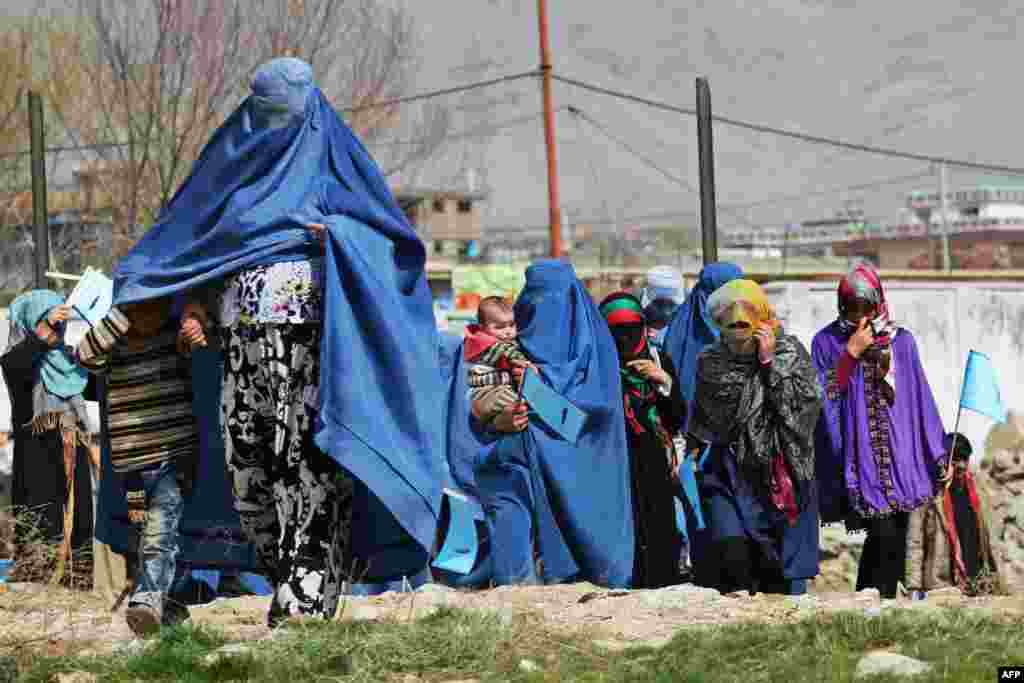 Para perempuan pendukung Capres Afghanistan, Abdullah Abdullah, tiba untuk pertemuan menjelang pemilu di kota Charikar.
