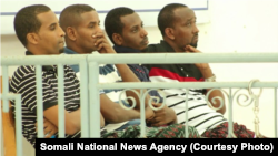 Para terdakwa Abdiweli Ahmed Diriye, Abdul Abdi Warsame, Hassan Aden Isak, dan Mukhtar Mohamud Hassan menghadiri persidangan pengadilan militer di Mogadishu, 1 Januari 2018, untuk kasus serangan bom truk pada 14 Oktober 2017 di Mogadishu yang membunuh 512 orang.
