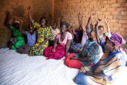 Para perempuan Uganda berpose di desa Wilpii, sub-county Paicho, distrik Gulu di Uganda Utara, 26 Maret 2018. (Foto: Thomson Reuters Foundation/Shanshan Chen)
