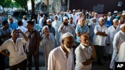 Mahalarta masallacin da suka taru bayan an kashe limaminsu