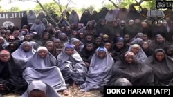 Video yang dirilis Boko Haram menunjukkan 130 anak perempuan mengenakan jilbab hitam dan abu-abu, duduk di perdesaan yang tidak diketahui lokasinya (12/5). 