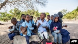 Des élèves mozambicains à l'école primaire de Mitilene où des classes bilingues sont enseignées, à Manhica, au Mozambique, le 20 juin 2018.