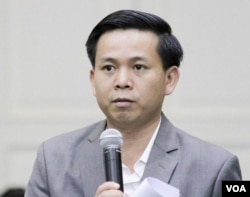 លោក​តឹក វណ្ណារ៉ា​ នាយក​នៃ​អង្គការ ​NGO ​Forum រៀបរាប់​អំពី​បញ្ហា​បរិស្ថាន​នៅ​កម្ពុជា​ទៅកាន់​លោកនាយក​រដ្ឋមន្រ្តី​ ហ៊ុន សែន ថ្លែង​នៅ​ក្នុង​វេទិកា​ថ្នាក់ជាតិ​លើកទីមួយ​ស្ដី​អំពី​«​ការការពារ និង​អភិរក្ស​ធនធាន​ធម្មជាតិ​»​ នៅ​វិមា​ន​សន្តិភាព នៅថ្ងៃច័ន្ទ ទី២២ ខែសីហា ឆ្នាំ២០១៦។