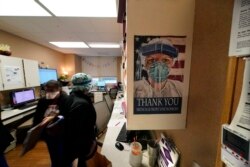 Poster untuk menghormati pekerja medis dan para petugas garis depan, digantung di unit perawatan intensif, Willis-Knighton Medical Center di Shreveport, Louisiana, 18 Agustus 2021.