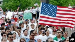Warga keturunan Hispanik di Amerika melakukan unjuk rasa menuntut hak-hak imigran dalam protes "A Day Without Immigrants" (foto: dok).
