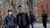 Mahasiswa menggunakan masker di halaman Harvard University. (Foto: Reuters)
