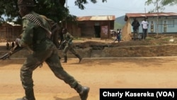 Les Fardc sur la cité de Nyakakoma, le 9 juin 2017. (VOA/Charly Kasereka)